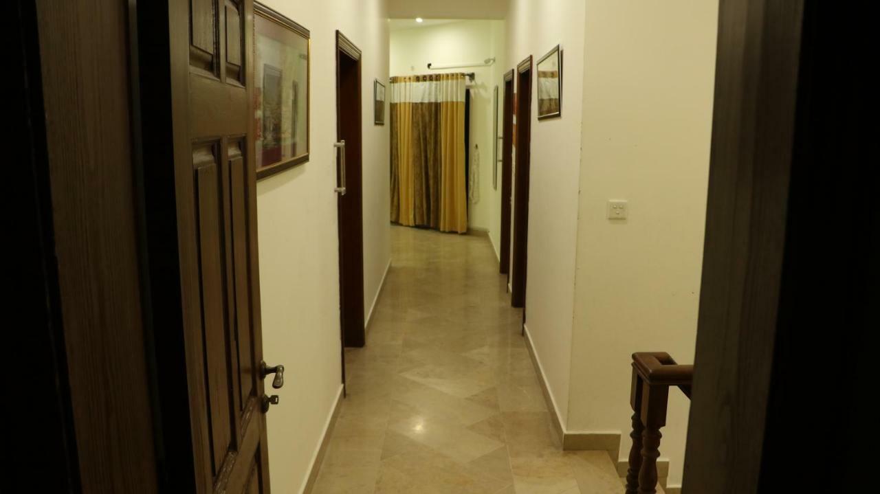 The Royal Manor Bed & Breakfast Islamabad Exterior photo